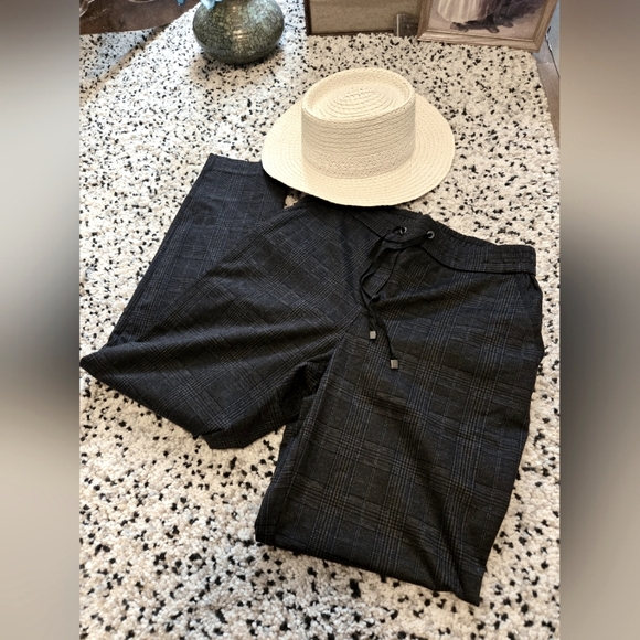 Reitmans drawstring dress pant. Size 8. Charcoal plaid. Straight leg. 4 pockets - Picture 1 of 13